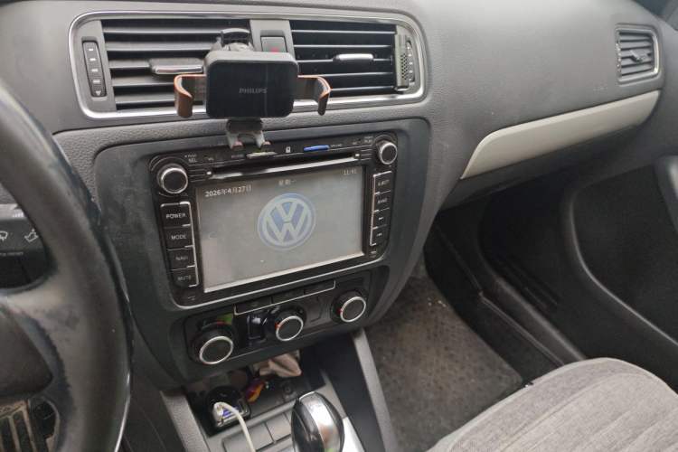 Used Volkswagen Sagitar 2012 1.6L Automatic Comfort Edition Audio And AC Panel