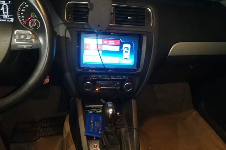 Used Volkswagen Sagitar 2012 1.4TSI Automatic Luxury Edition Audio And AC Panel