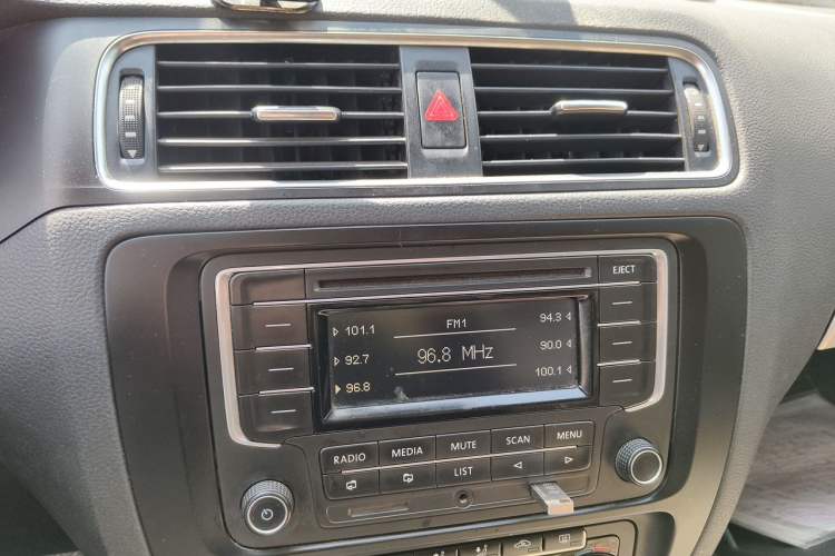 Used Volkswagen Sagitar 2012 1.4TSI Manual Luxury Model Audio And AC Panel
