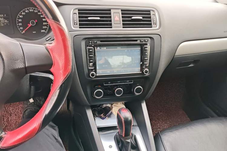 Used Volkswagen Sagitar 2012 1.6L Automatic Comfort Edition Audio And AC Panel
