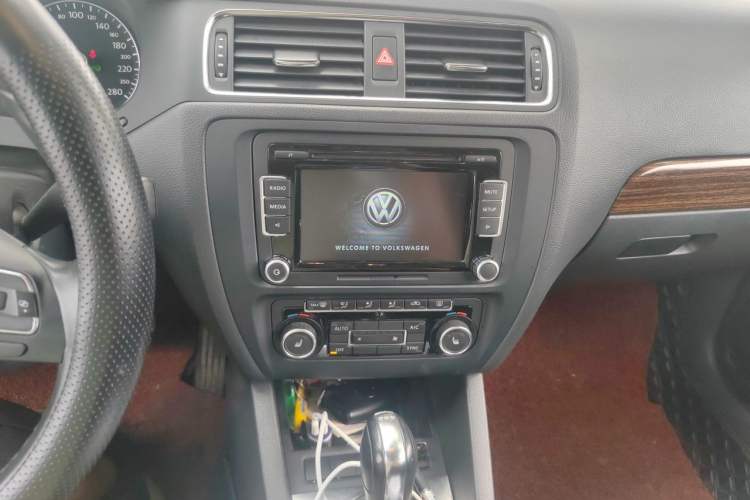 Used Volkswagen Sagitar 2012 1.4TSI Automatic Luxury Edition Audio And AC Panel