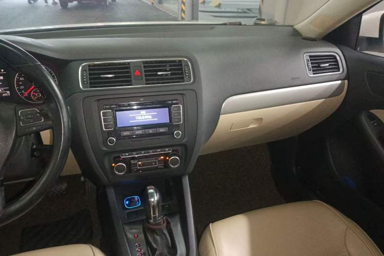 Used Volkswagen Sagitar 2012 1.4TSI Automatic Luxury Edition Audio And AC Panel