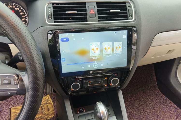 Used Volkswagen Sagitar 2012 1.4TSI Automatic Luxury Edition Audio And AC Panel