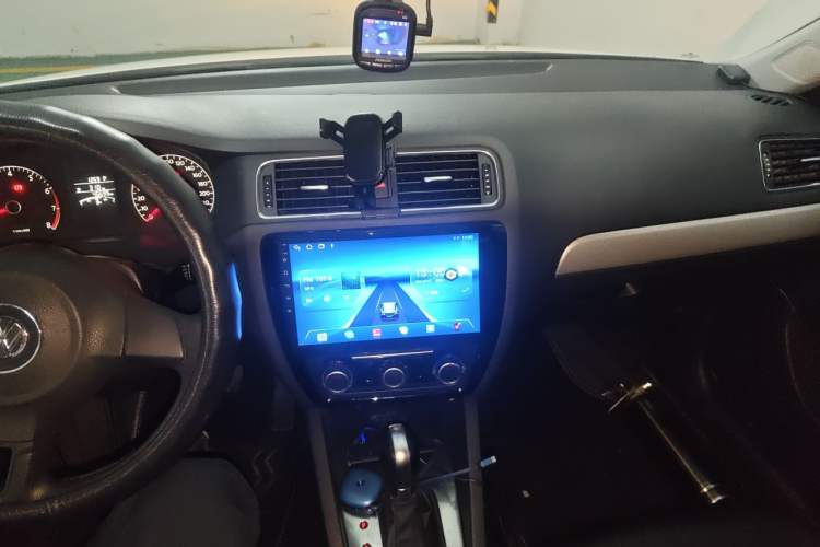 Used Volkswagen Sagitar 2012 1.6L Automatic Comfort Edition Audio And AC Panel
