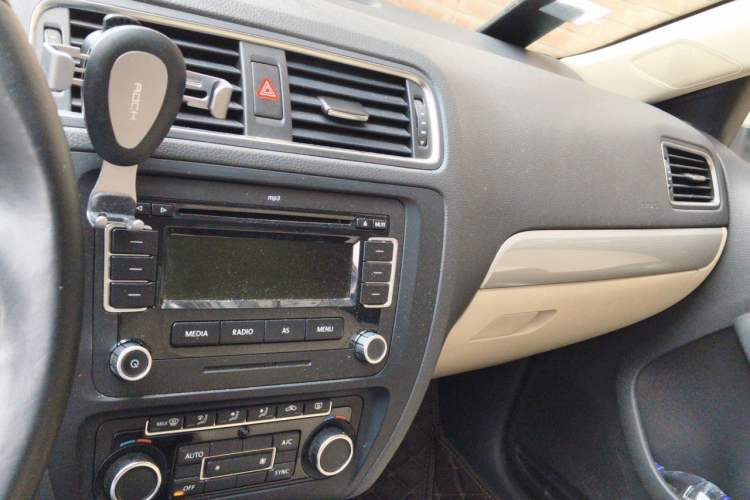 Used Volkswagen Sagitar 2012 1.4TSI Manual Luxury Model Audio And AC Panel