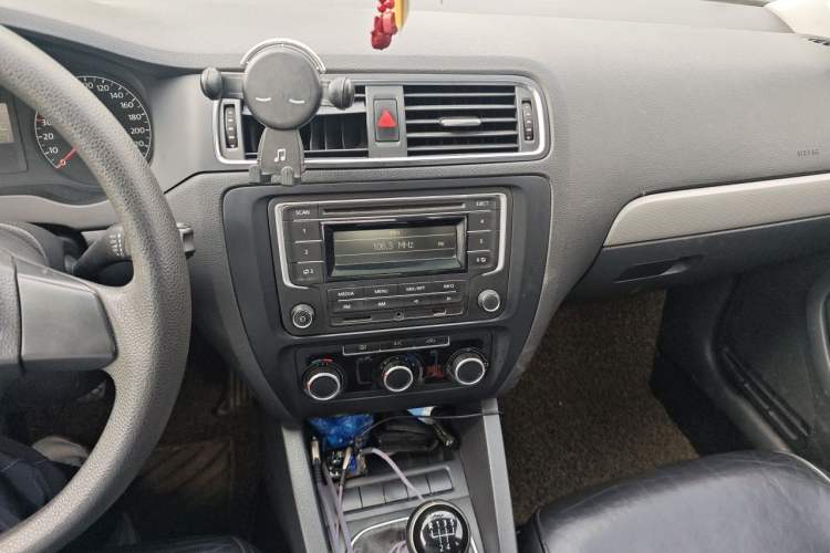 Used Volkswagen Sagitar 2012 1.6L Manual Comfort Model Audio And AC Panel