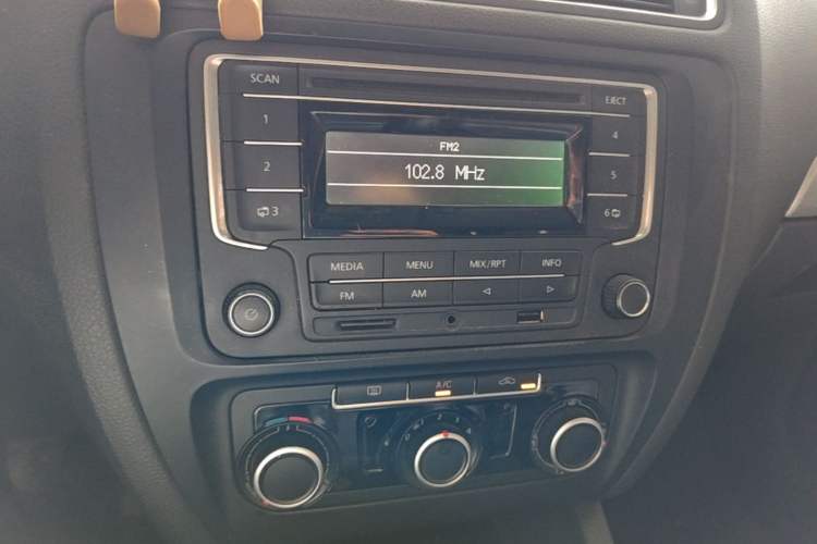 Used Volkswagen Sagitar 2012 1.6L Manual Comfort Model Audio And AC Panel