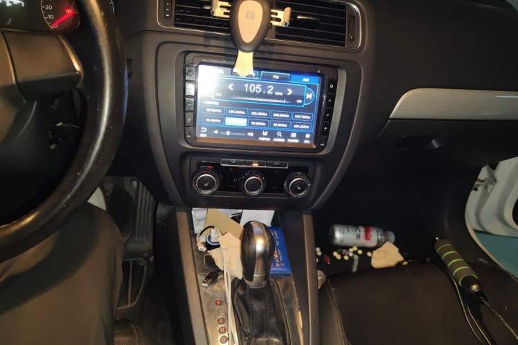 Used Volkswagen Sagitar 2012 1.6L Automatic Comfort Edition Audio And AC Panel