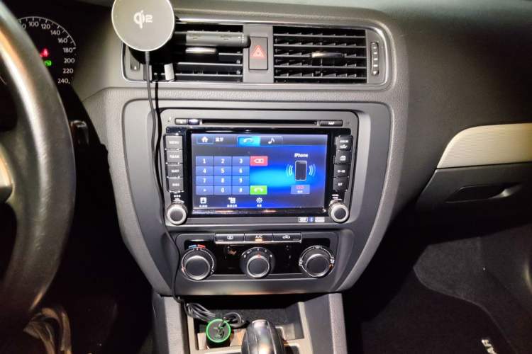Used Volkswagen Sagitar 2012 1.6L Automatic Comfort Edition Audio And AC Panel