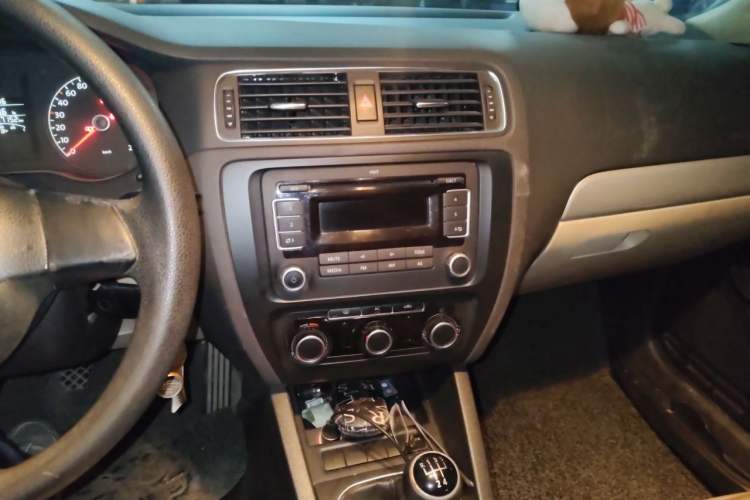 Used Volkswagen Sagitar 2012 1.6L Manual Comfort Model Audio And AC Panel