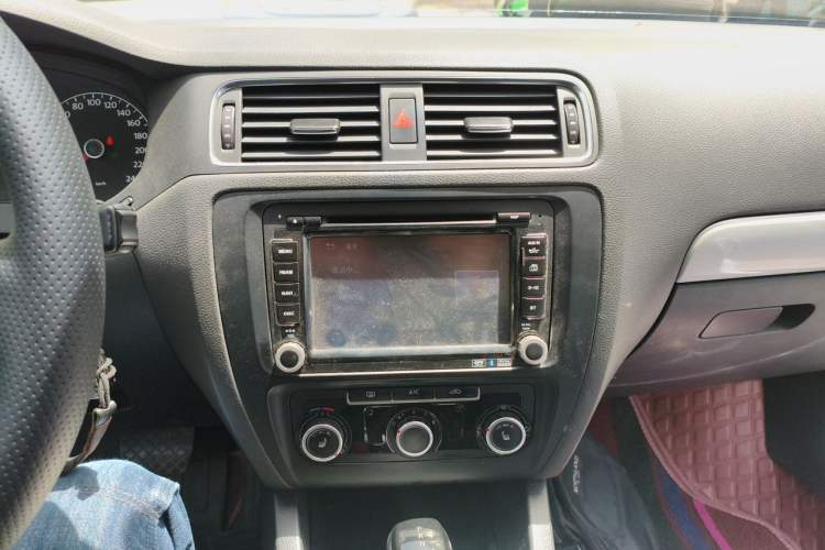 Used Volkswagen Sagitar 2012 1.6L Automatic Comfort Edition Audio And AC Panel