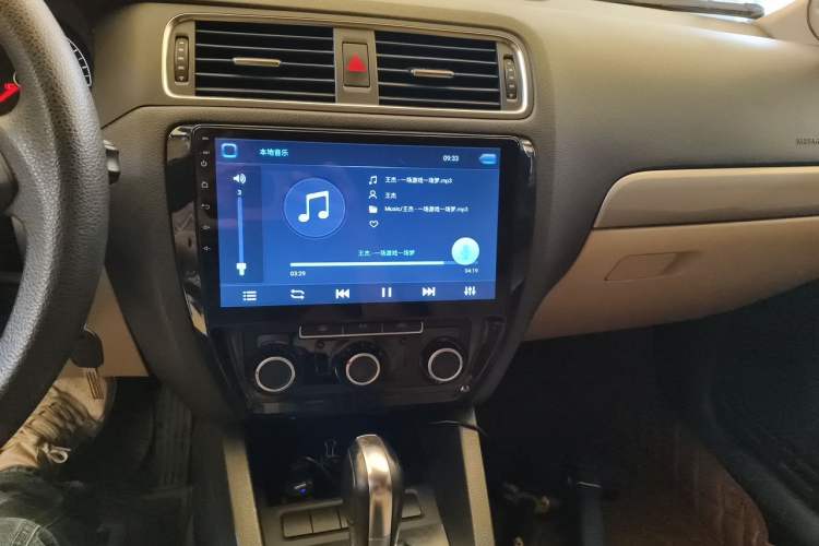 Used Volkswagen Sagitar 2012 1.6L Automatic Comfort Edition Audio And AC Panel