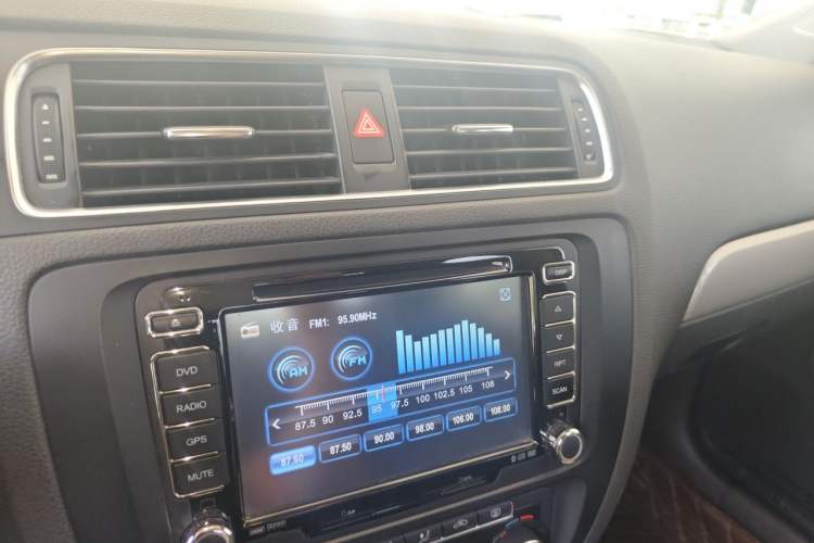 Used Volkswagen Sagitar 2012 1.4TSI Automatic Luxury Edition Audio And AC Panel