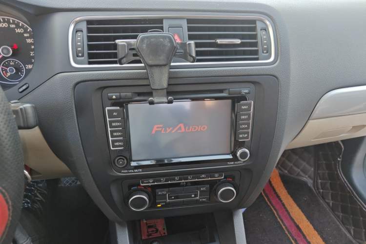 Used Volkswagen Sagitar 2012 1.4TSI Manual Luxury Model Audio And AC Panel
