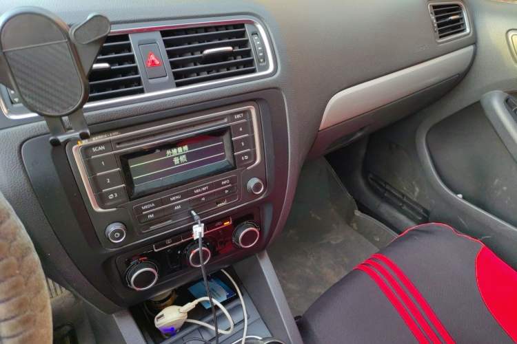 Used Volkswagen Sagitar 2012 1.6L Manual Comfort Model Audio And AC Panel