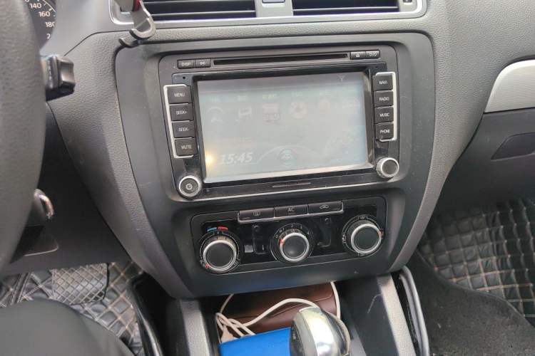 Used Volkswagen Sagitar 2012 1.6L Automatic Comfort Edition Audio And AC Panel