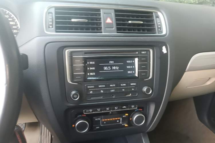 Used Volkswagen Sagitar 2012 1.4TSI Automatic Luxury Edition Audio And AC Panel