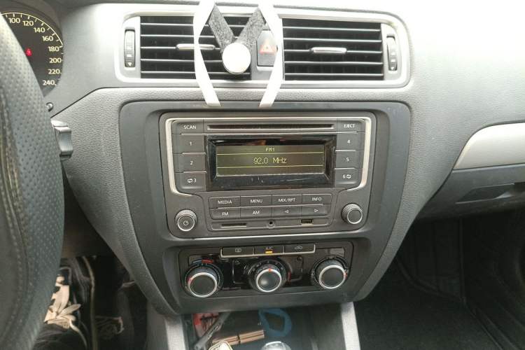 Used Volkswagen Sagitar 2012 1.6L Automatic Comfort Edition Audio And AC Panel
