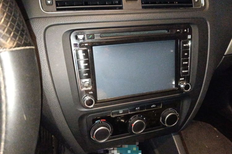 Used Volkswagen Sagitar 2012 1.6L Automatic Comfort Edition Audio And AC Panel