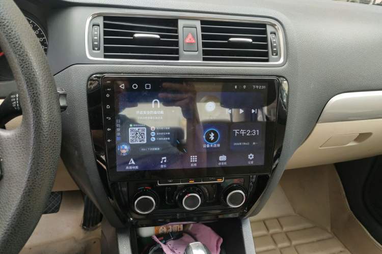 Used Volkswagen Sagitar 2012 1.6L Automatic Comfort Edition Audio And AC Panel
