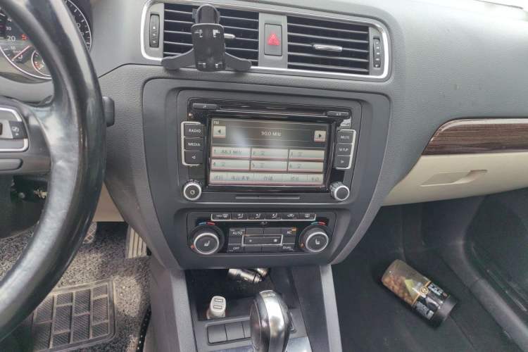 Used Volkswagen Sagitar 2012 1.8TSI Automatic Flagship Edition Audio And AC Panel
