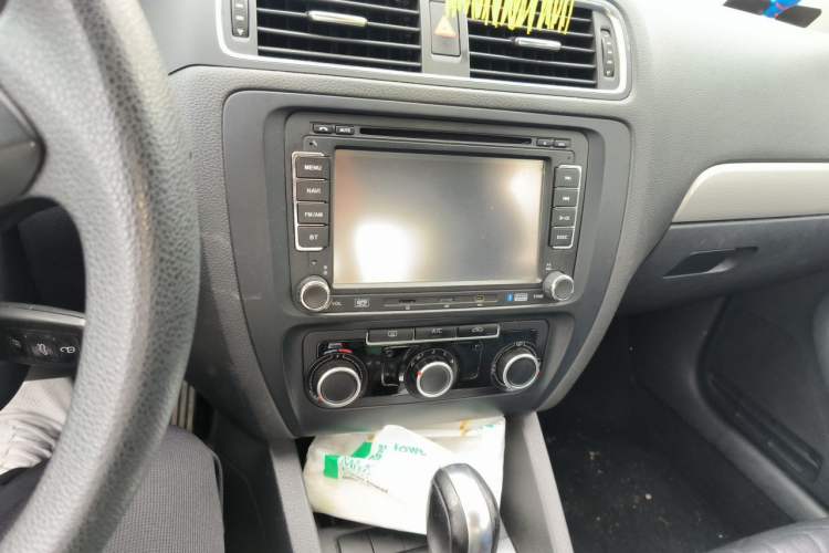 Used Volkswagen Sagitar 2012 1.6L Automatic Comfort Edition Audio And AC Panel