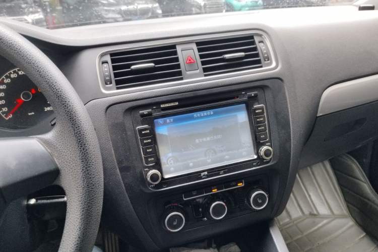 Used Volkswagen Sagitar 2012 1.6L Manual Comfort Model Audio And AC Panel