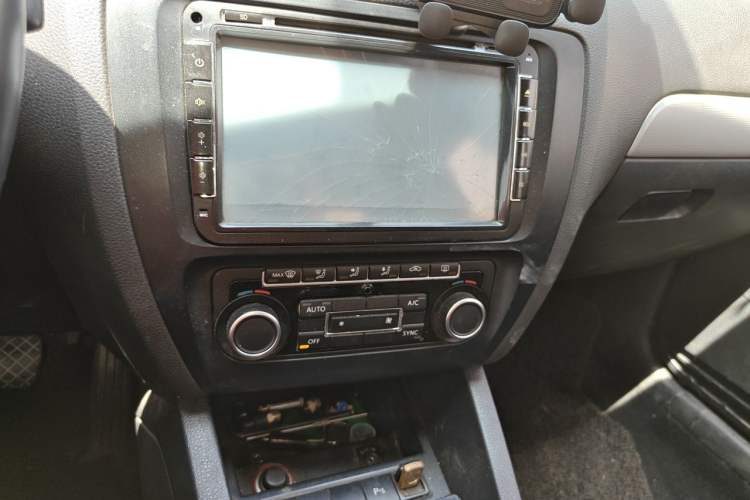 Used Volkswagen Sagitar 2012 1.4TSI Manual Luxury Model Audio And AC Panel