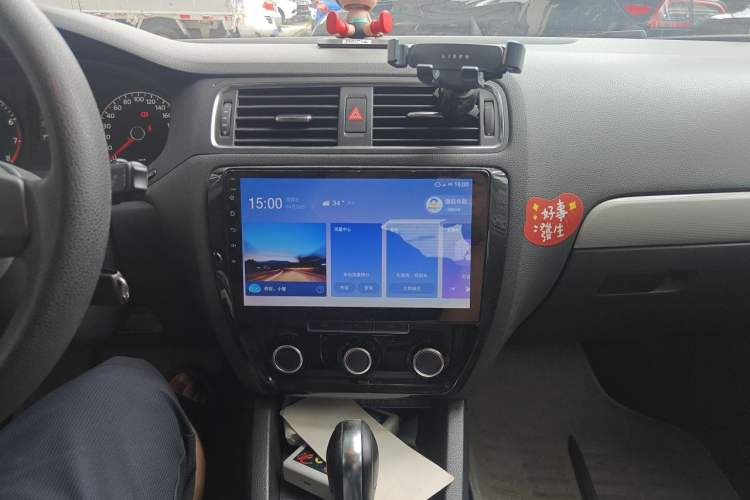 Used Volkswagen Sagitar 2012 1.6L Automatic Comfort Edition Audio And AC Panel