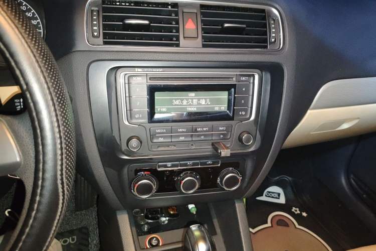 Used Volkswagen Sagitar 2012 1.6L Automatic Comfort Edition Audio And AC Panel