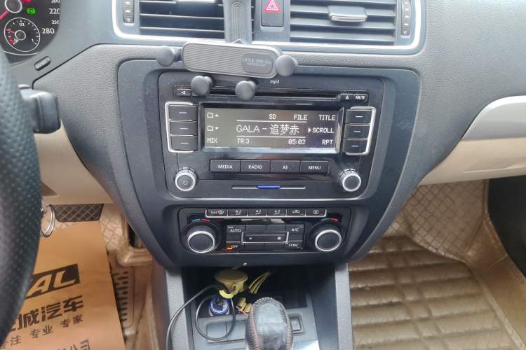 Used Volkswagen Sagitar 2012 1.4TSI Automatic Luxury Edition Audio And AC Panel