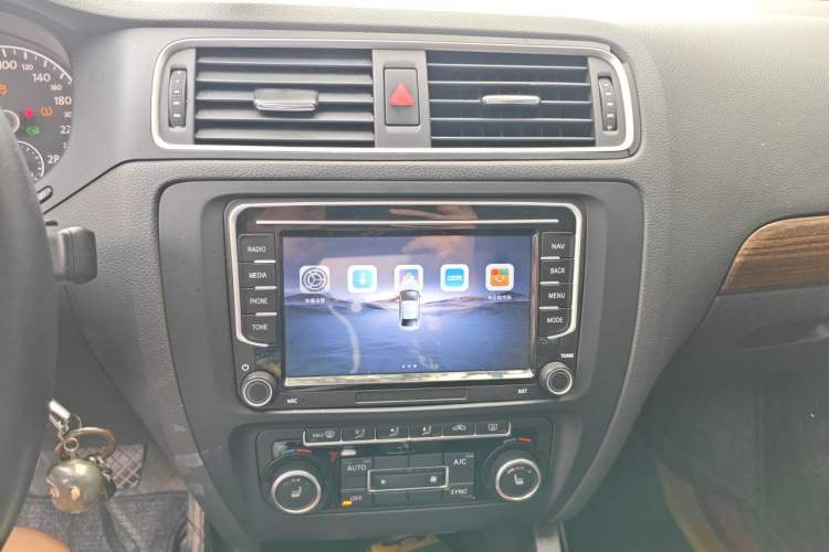 Used Volkswagen Sagitar 2012 1.8TSI Automatic Flagship Edition Audio And AC Panel