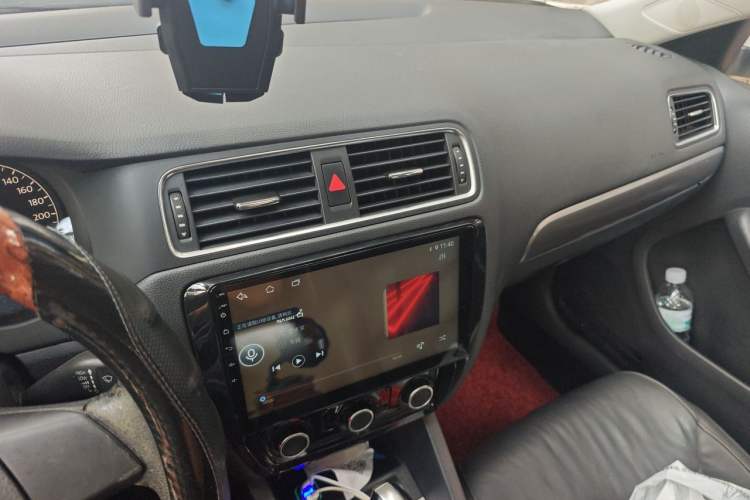 Used Volkswagen Sagitar 2012 1.6L Automatic Fashion Edition Audio And AC Panel