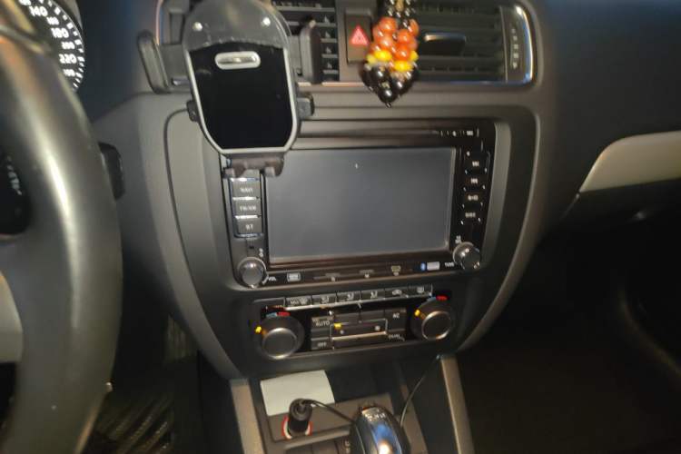 Used Volkswagen Sagitar 2012 1.4TSI Automatic Luxury Edition Audio And AC Panel