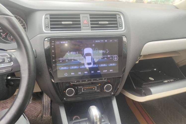 Used Volkswagen Sagitar 2012 1.4TSI Automatic Luxury Edition Audio And AC Panel