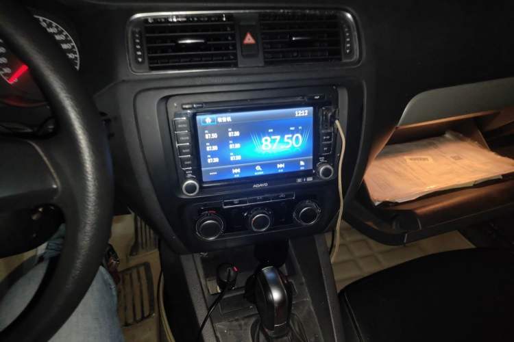 Used Volkswagen Sagitar 2012 1.6L Automatic Comfort Edition Audio And AC Panel