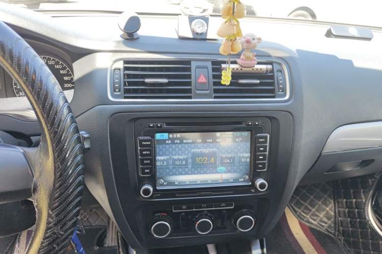 Used Volkswagen Sagitar 2012 1.6L Manual Comfort Model Audio And AC Panel