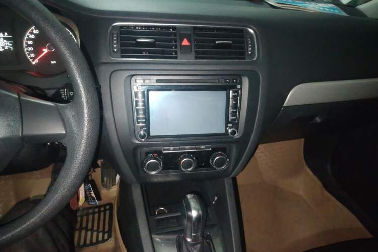 Used Volkswagen Sagitar 2012 1.6L Automatic Comfort Edition Audio And AC Panel