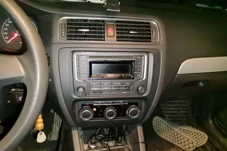 Used Volkswagen Sagitar 2012 1.6L Manual Comfort Model Audio And AC Panel