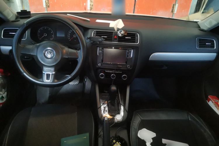 Used Volkswagen Sagitar 2012 1.6L Automatic Comfort Edition Center Console