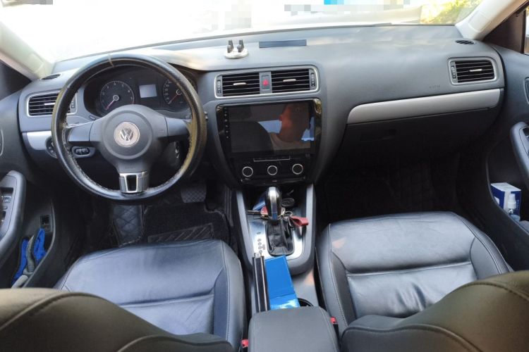 Used Volkswagen Sagitar 2012 1.6L Automatic Comfort Edition Center Console