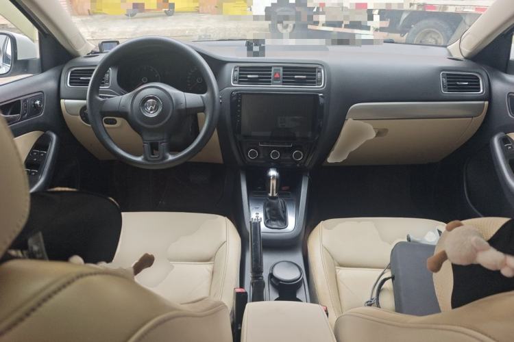 Used Volkswagen Sagitar 2012 1.6L Automatic Comfort Edition Center Console
