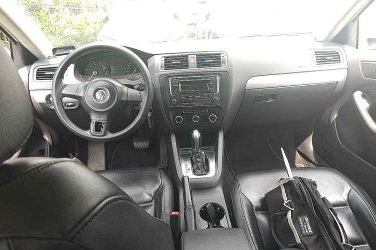 Used Volkswagen Sagitar 2012 1.6L Automatic Comfort Edition Center Console