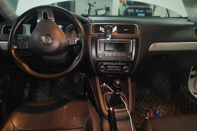 Used Volkswagen Sagitar 2012 1.4TSI Manual Luxury Model Center Console