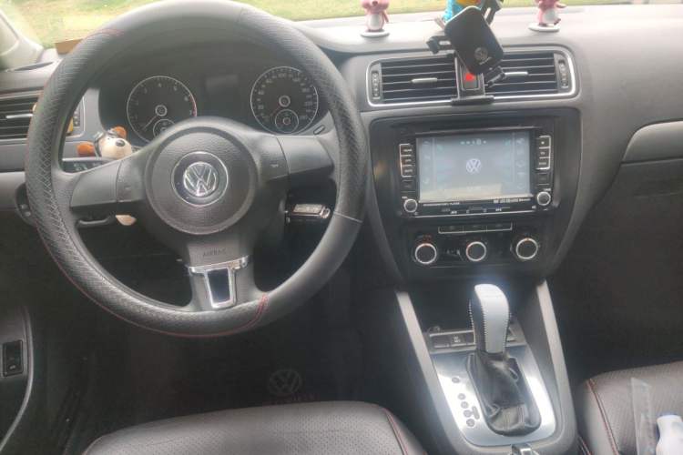 Used Volkswagen Sagitar 2012 1.4TSI Automatic Fashion Edition Center Console