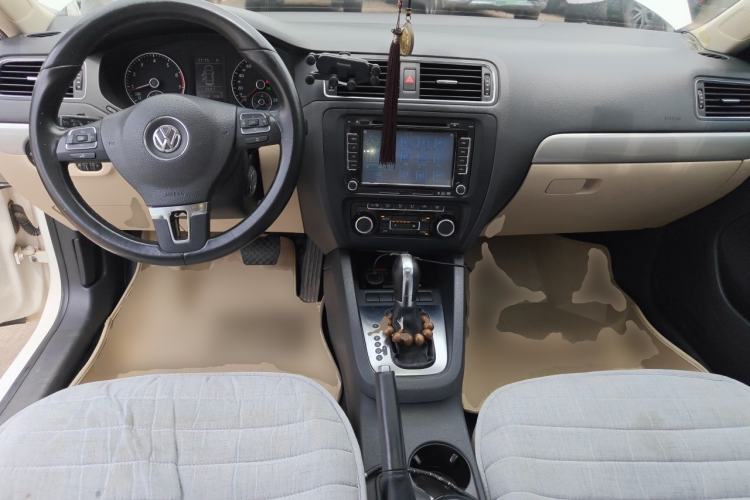 Used Volkswagen Sagitar 2012 1.4TSI Automatic Luxury Edition Center Console