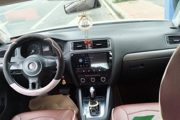 Used Volkswagen Sagitar 2012 1.6L Automatic Fashion Edition Center Console