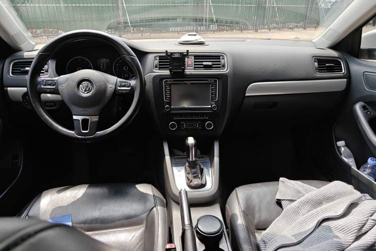 Used Volkswagen Sagitar 2012 1.4TSI Automatic Luxury Edition Center Console