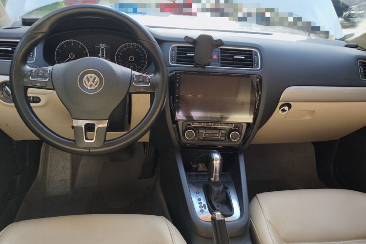 Used Volkswagen Sagitar 2012 1.4TSI Automatic Luxury Edition Center Console