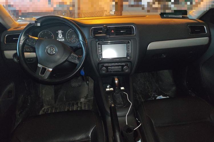 Used Volkswagen Sagitar 2012 1.4TSI Automatic Luxury Edition Center Console